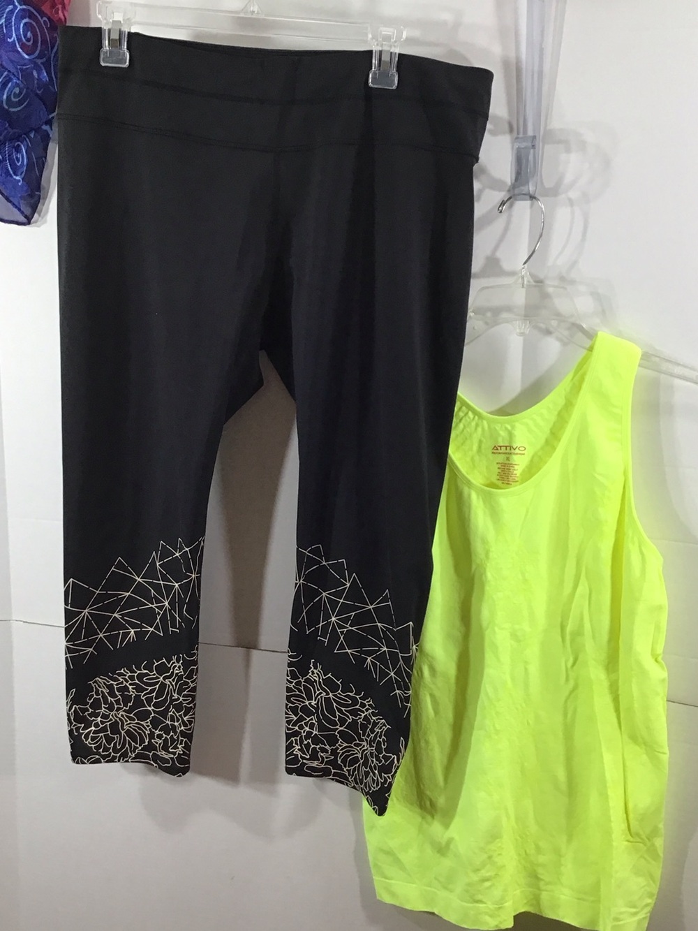 Athleta Black sonar Cropped Capris with Geometric Floral Hem XL free top